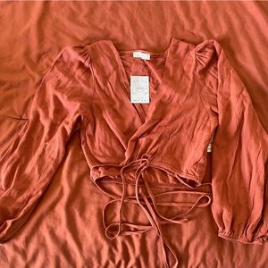 Fun summer/fall crop top shirt. Very cute color. New with tag. Never worn.